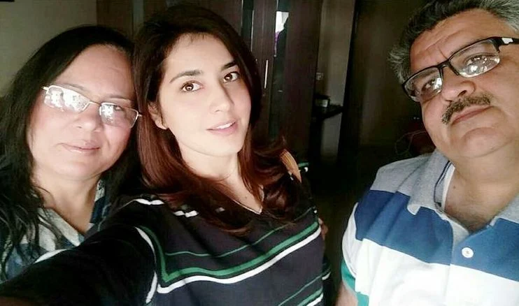 Raashi Khanna with her parents