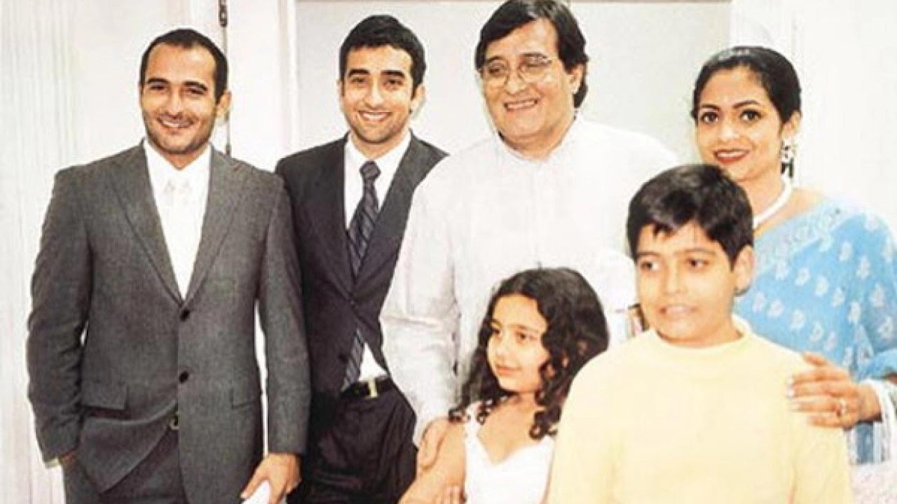 Akshaye_Khanna with his Family