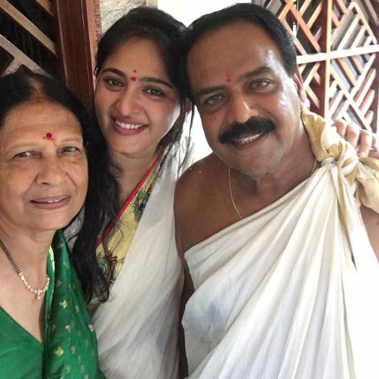 Anushka_Shetty with her Parents