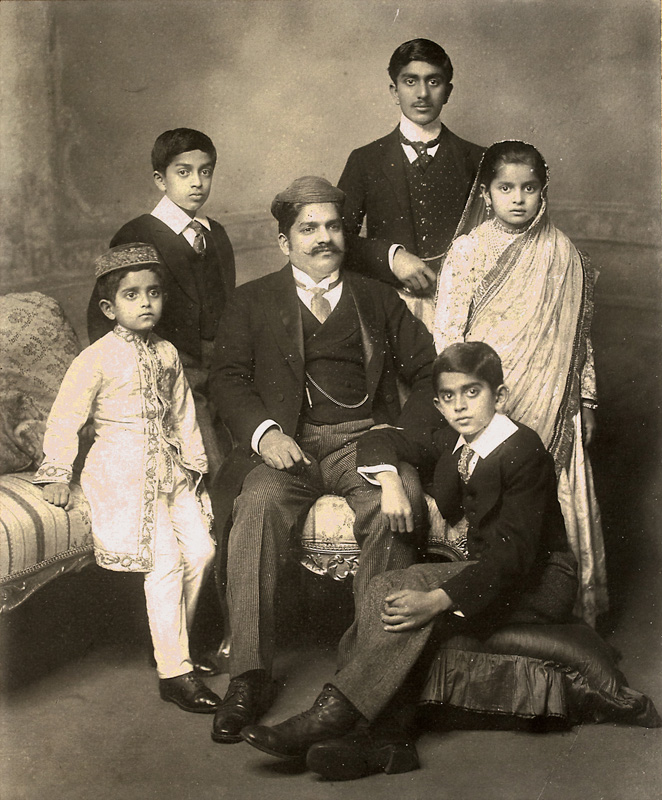 Sayajirao_Gaekwad with his Family