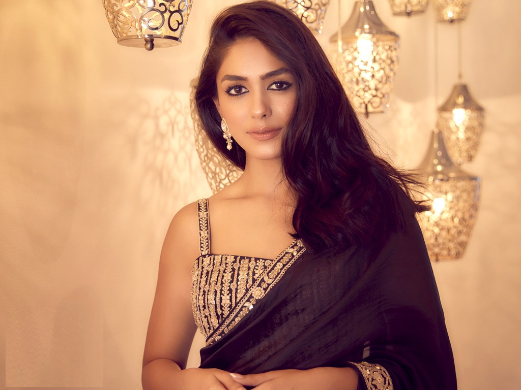 Mrunal Thakur Biography