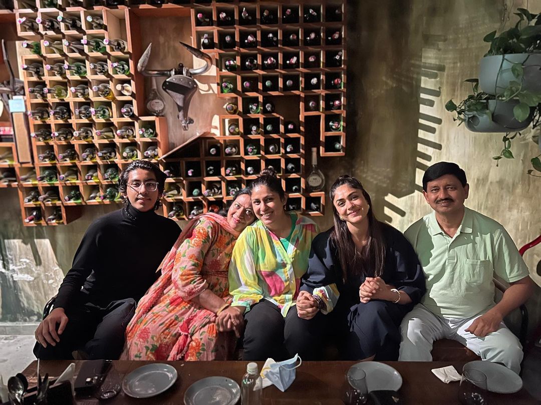 Mrunal_Thakur with her Family