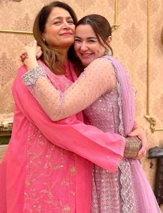 Hania Aamir Biography 