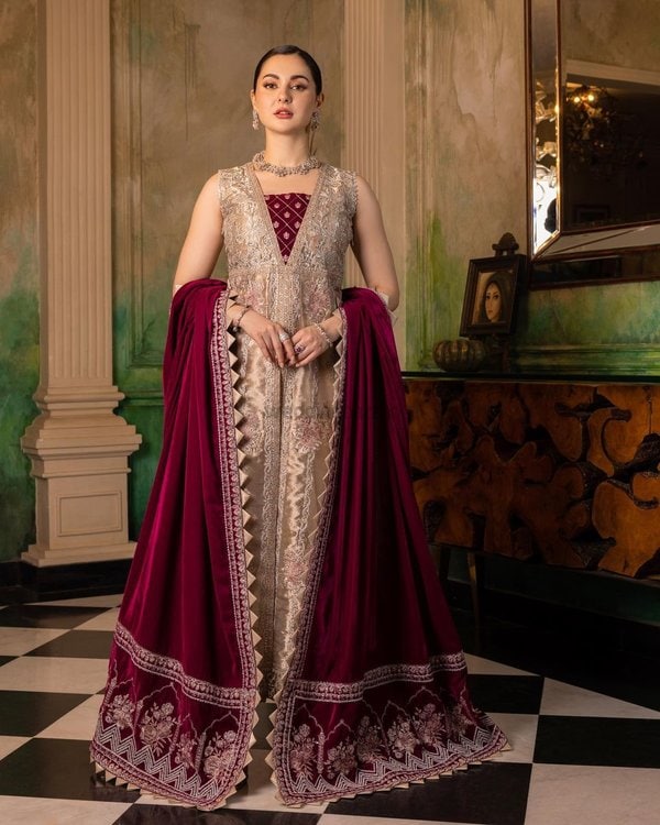 Hania Aamir Biography 